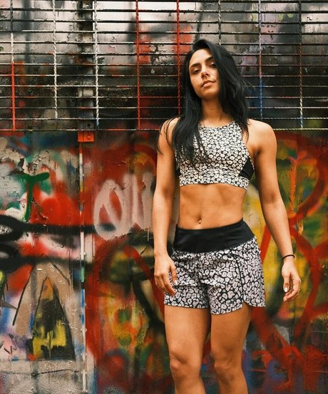 Michelle Khare アート女優 画像