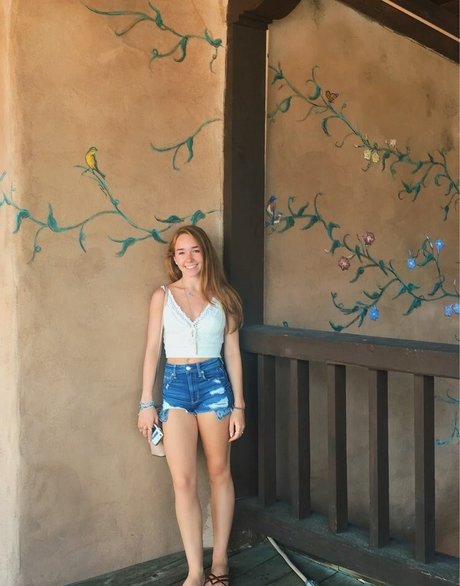 Holly Taylor 裸モデル 画像
