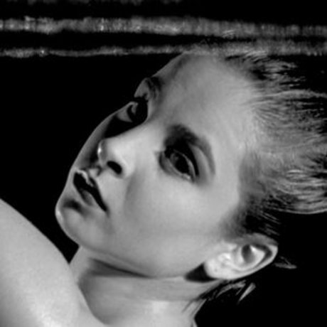 Corina Ungureanu 裸のモデル 写真