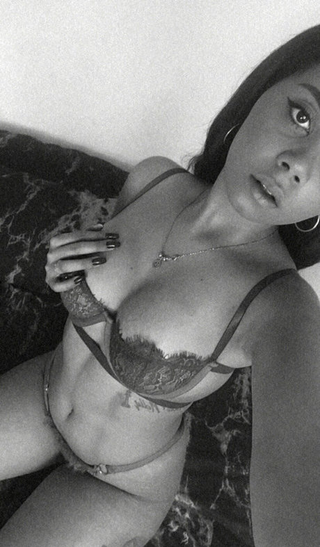熟女の手コキOnlyFans ポルノ 画像