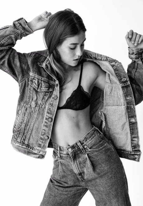 Roni Shif 裸のモデル 写真