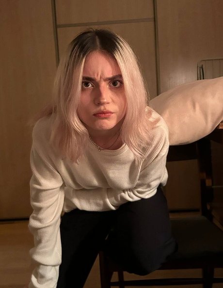 Guzelija アダルトモデル 写真