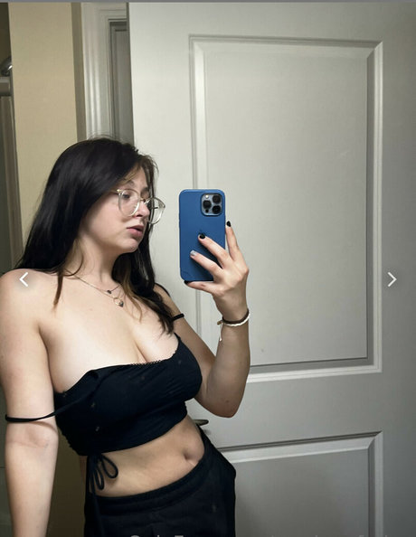 Sariyahleon ポルノスター セクシー 写真