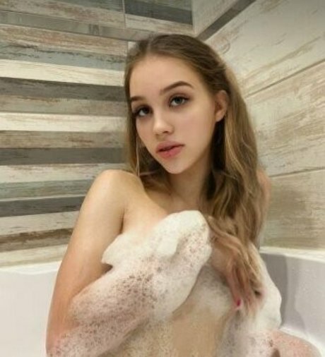elisenextdoor ヌード女優 写真