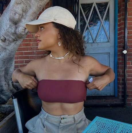 Sarah Jeffery 裸のポルノスター 写真