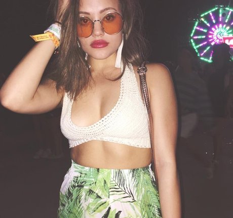 Sarah Jeffery 裸のモデル ギャラリー