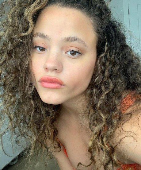 Sarah Jeffery 高品質女優 ギャラリー