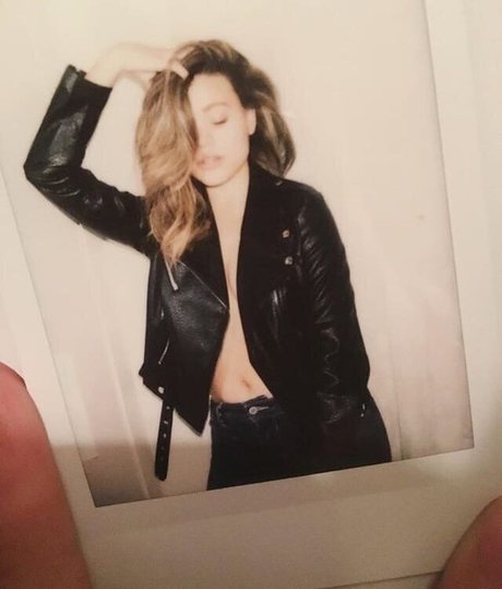Sarah Jeffery ヌード女優 写真
