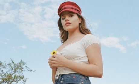 Sarah Jeffery ヌードモデル 写真