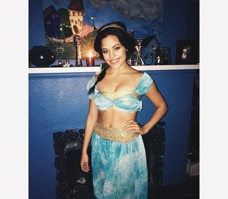 Sarah Jeffery ポルノスター 画像