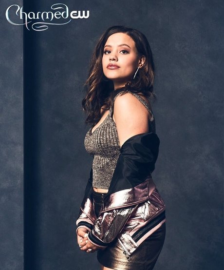 Sarah Jeffery ホットなモデル 画像