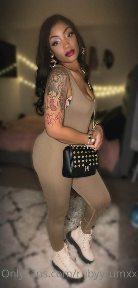 おっぱいを吸うOnlyFans アダルト 写真