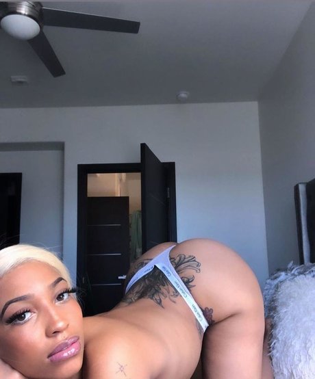 Shethickyyy ポルノスター ヌード アーカイブ