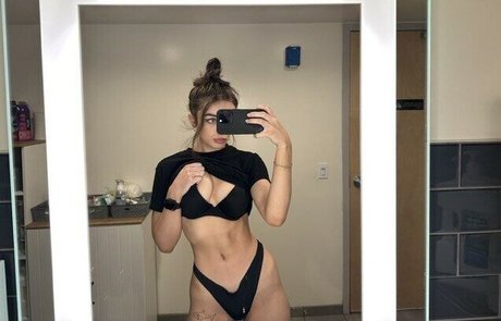 Alyssa Keller アートスター 写真