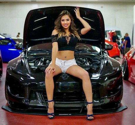 Tiffany Tran ポルノモデル 写真