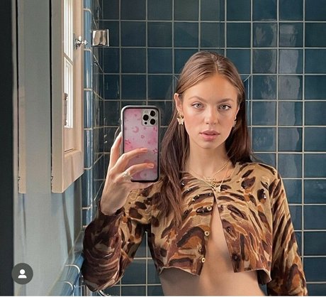 Claudia Sulewski Deepfake セックスモデル 写真