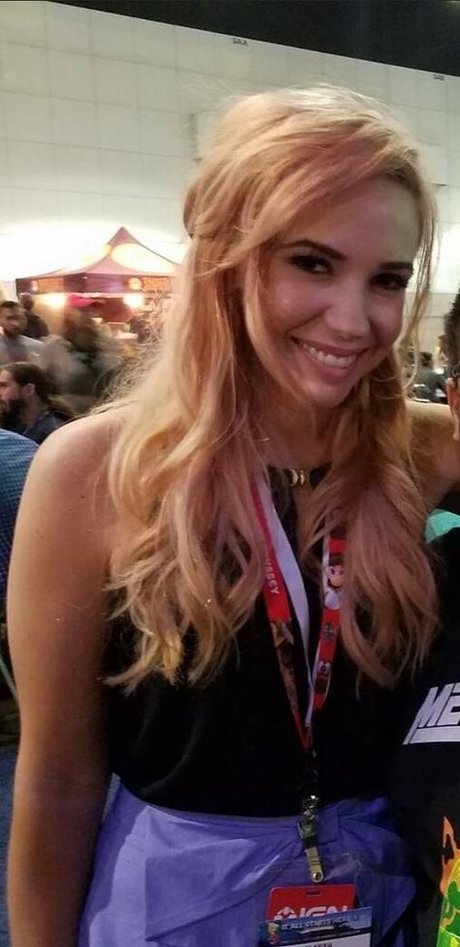 Alanah Pearce 裸のスター 写真