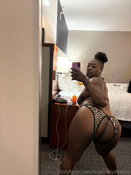 bigbootyshayyy 美しいスター 画像