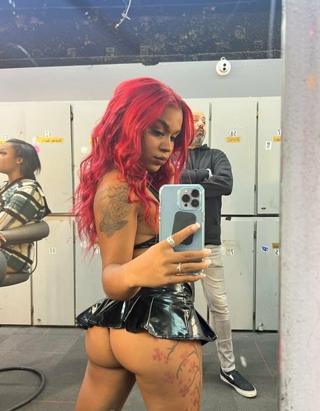 ストラップオンオンリーファンズ ホットセクシー 写真