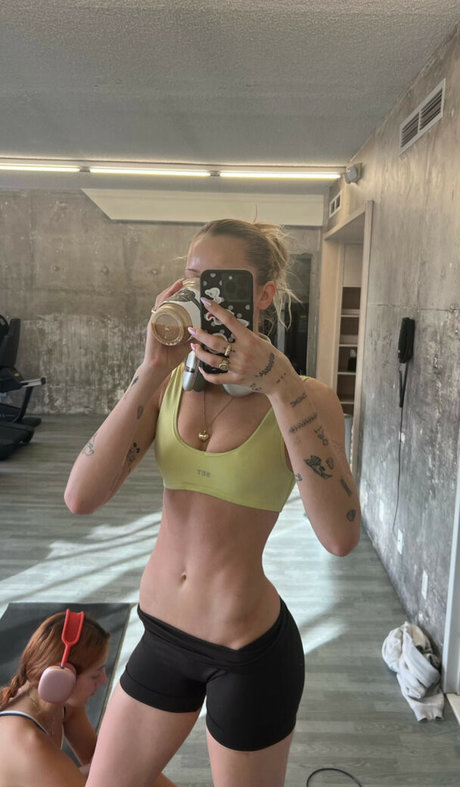 Lindsay Vrckovnik Linmick アート女優 アーカイブ