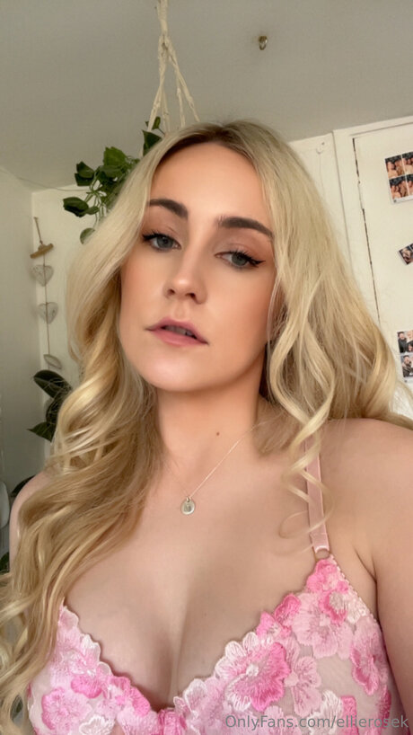 Ellierosek ヌードスター 写真