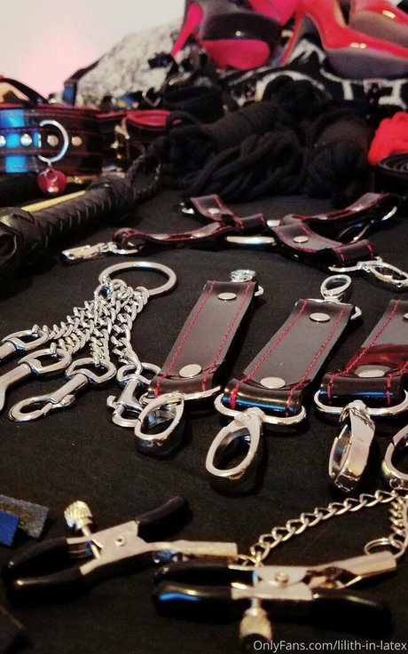 lilithinlatex ポルノスター 裸 写真