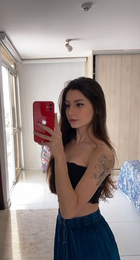 Ingrid Larissa アートスター 写真