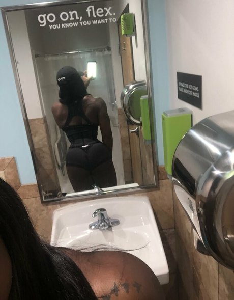 ebonymuscle ヌードのポルノスター 写真