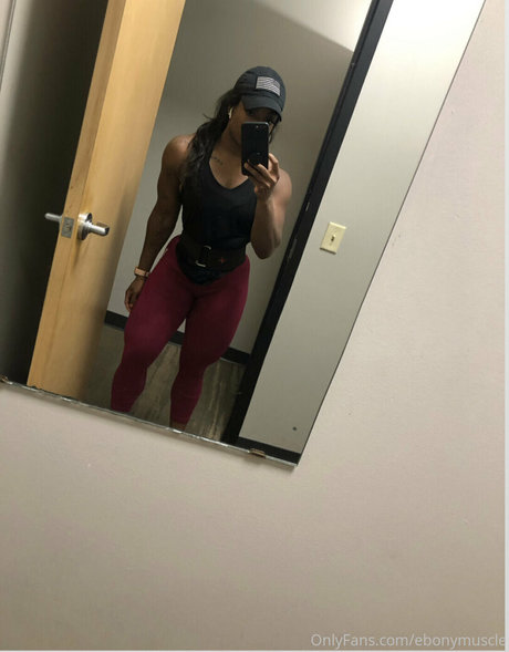 ebonymuscle 裸のポルノスター 写真