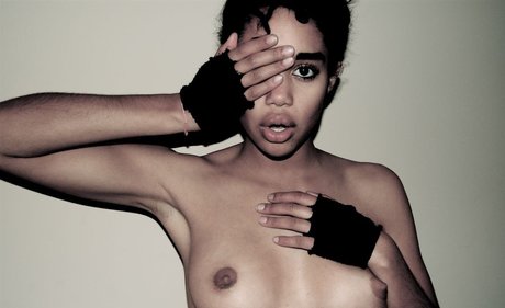Laura Harrier ヌードモデル ギャラリー