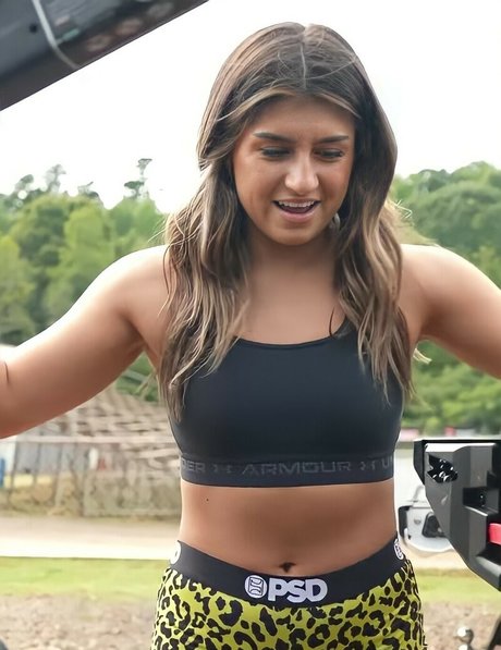 Hailie Deegan 裸モデル 写真