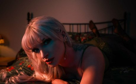 Ruby True スター 裸 写真