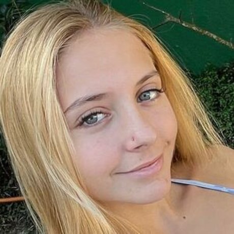 Julie Remoissenet ポルノスター 裸 画像