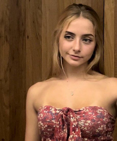 Julie Remoissenet ヌードモデル 画像
