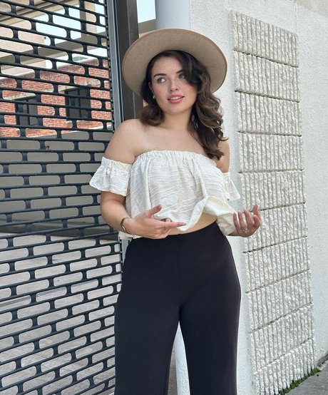 Alondra Larson 美しいモデル 写真