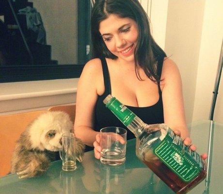 Emily Helen Barry ポルノスター 裸 写真