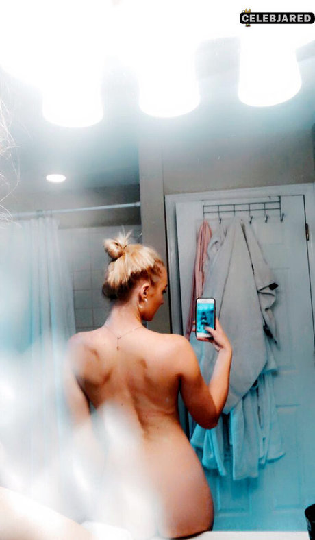 Zola Bzdek ポルノスター セックス 画像