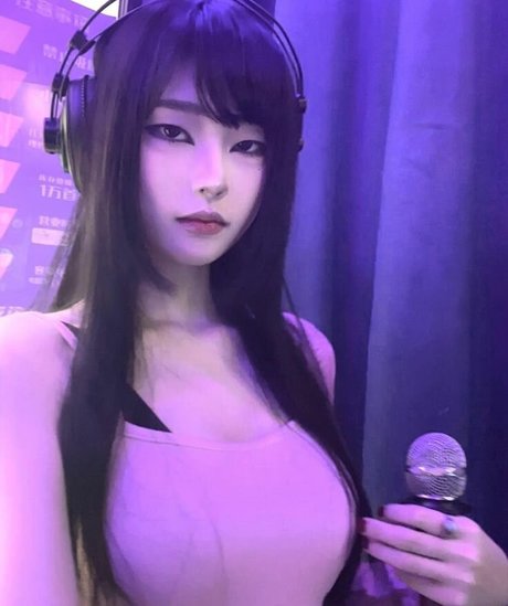 Daturakisses 裸のスター 写真