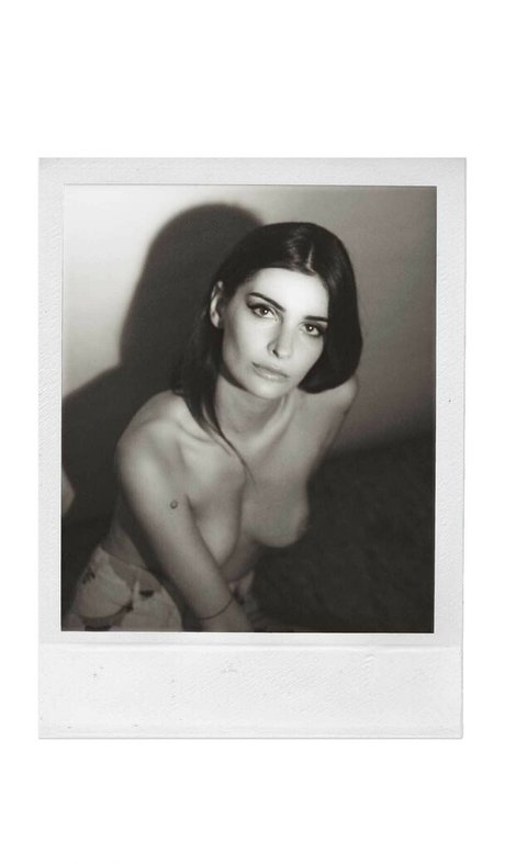 Clara Beneytout エロティックモデル 写真