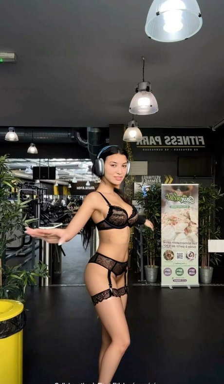 Nourhene Hocini アート女優 画像