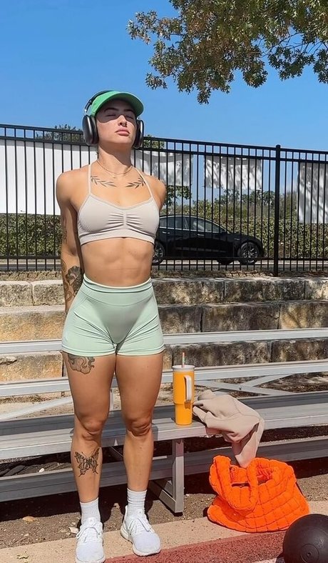 Kelly Matthews 裸モデル 写真