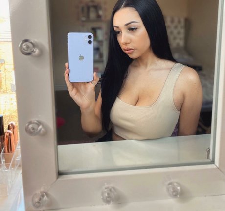 Chloe Reynolds アダルトモデル 画像