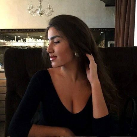 Valeriia Simavonian 無料モデル 写真