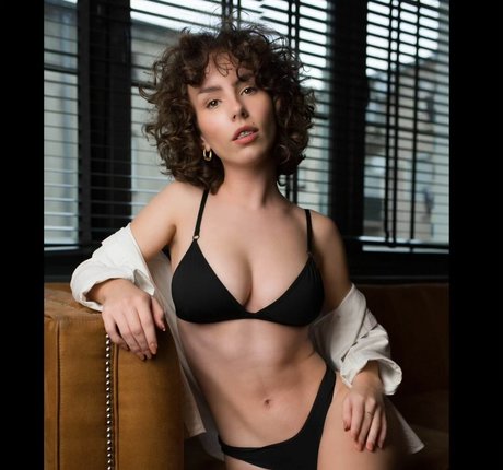 curlywiktoria ポルノモデル 写真