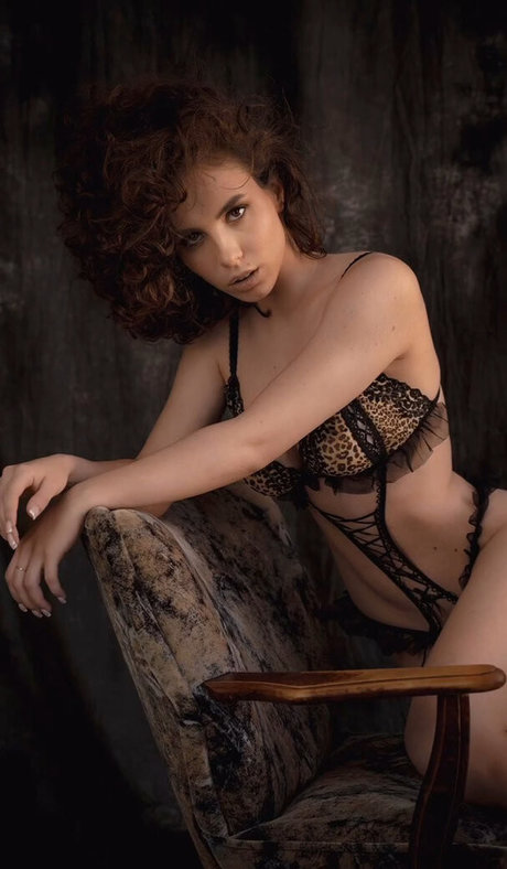 curlywiktoria エロティックモデル 画像
