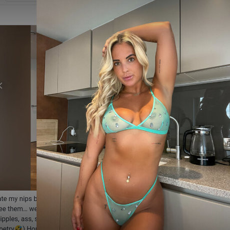 Camilla Ainsworth 裸のスター 写真