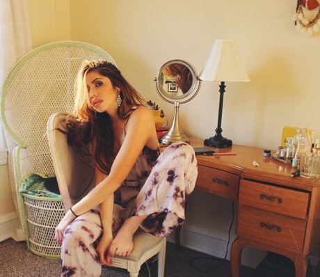 Emmy Corinne xxxモデル 写真