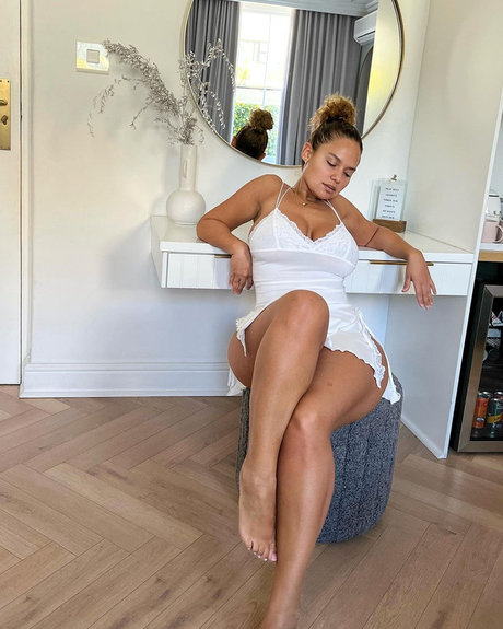 ティーンのおっぱいオンリーファンズ セクシーヌード 写真
