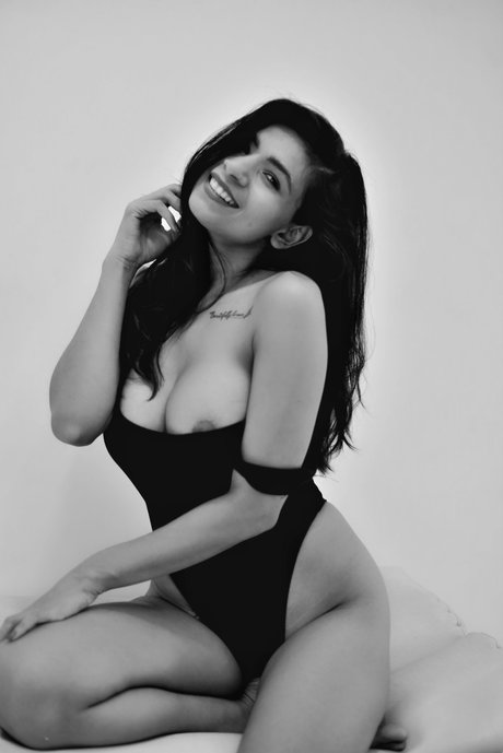 Annie Sharma セクシーなスター ギャラリー