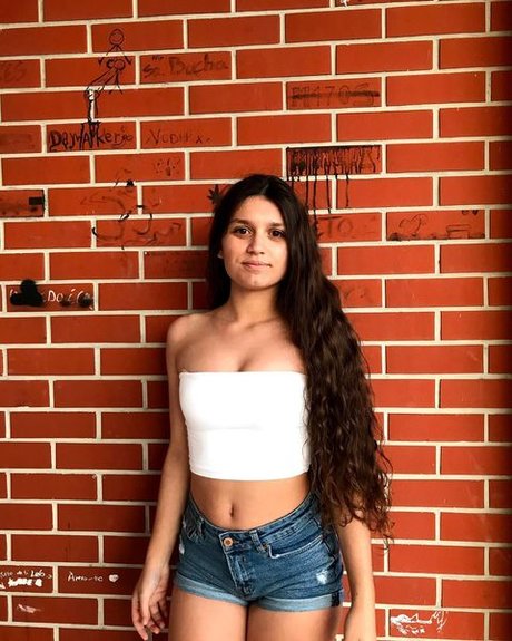 Veronica Marcelino ヌードモデル 写真